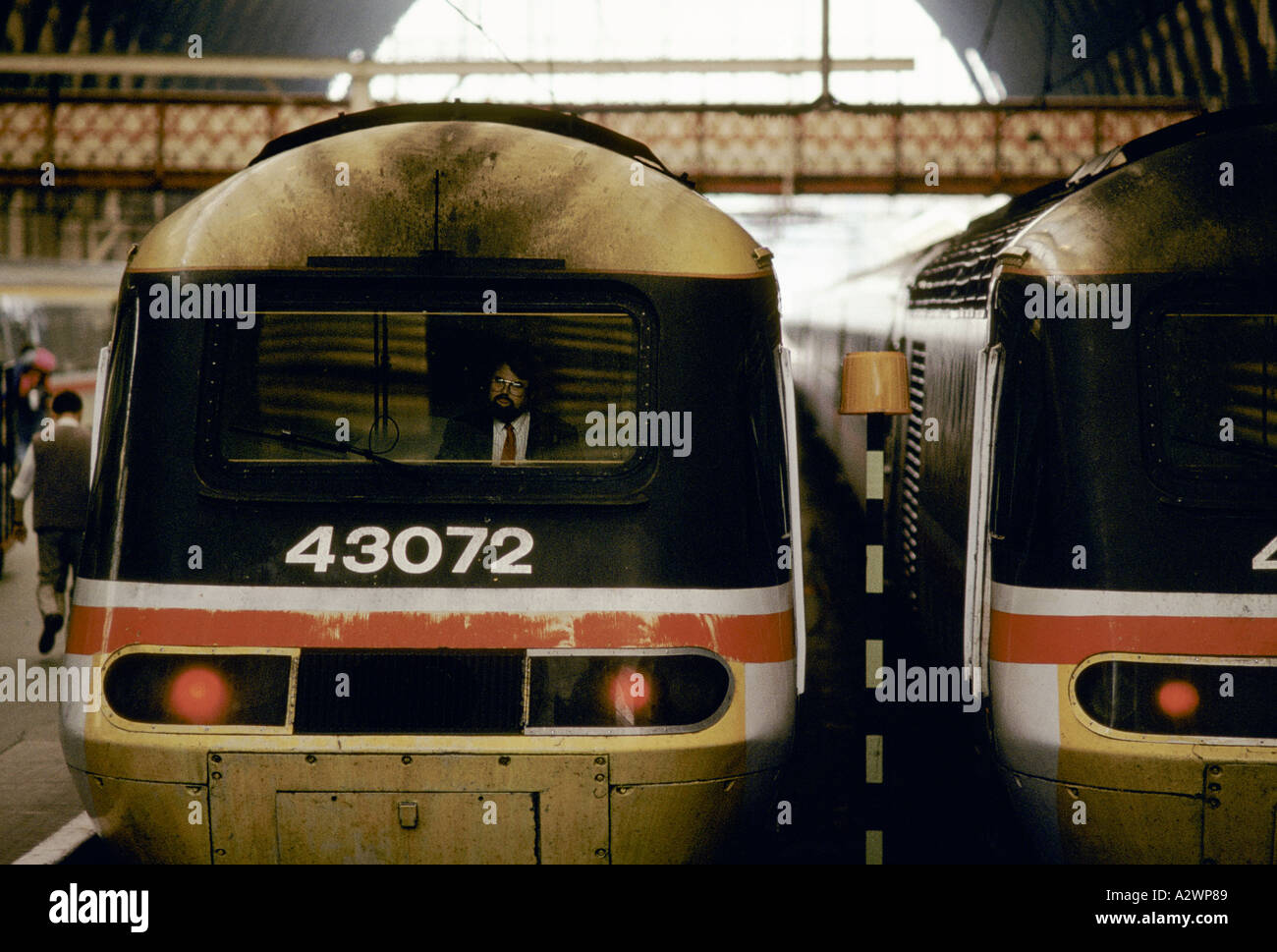 Sporco treno fino a kings cross british rail station 1992 Foto Stock