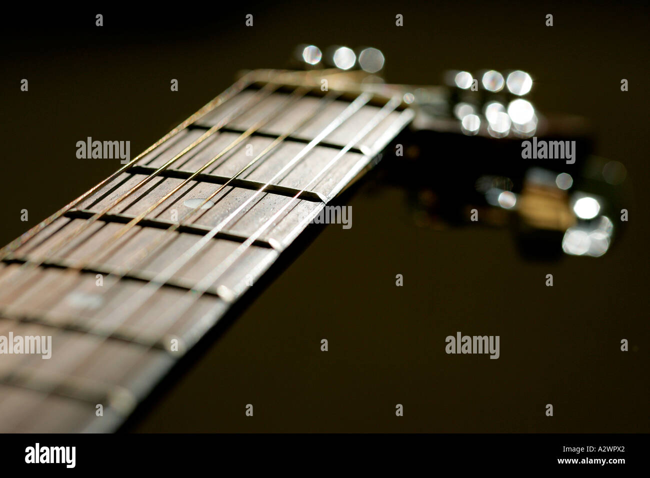 Corda di chitarra tastiera collo musica musicale strumento in legno marrone arte diagonale entertainment sfocatura selettiva acustica di messa a fuoco Foto Stock