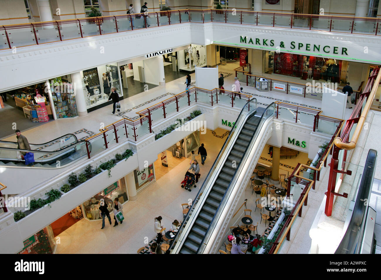 Il Belfry shopping center Marks & Spencer shop escalator architettura moderna persone mall Negozi i Negozi shoppers festive Foto Stock