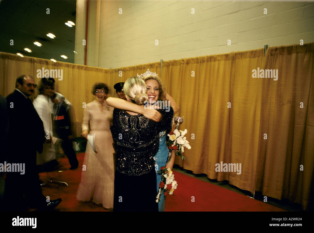 Stati Uniti d'America miss america il vincitore del concorso abbracciando donna Foto Stock