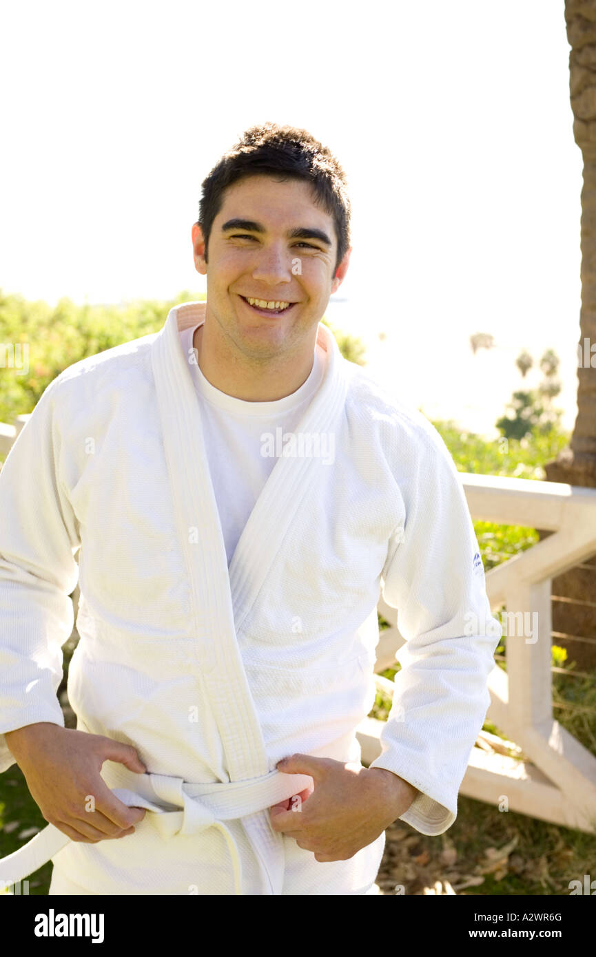 Giovane uomo sorridente, ritratto Foto Stock