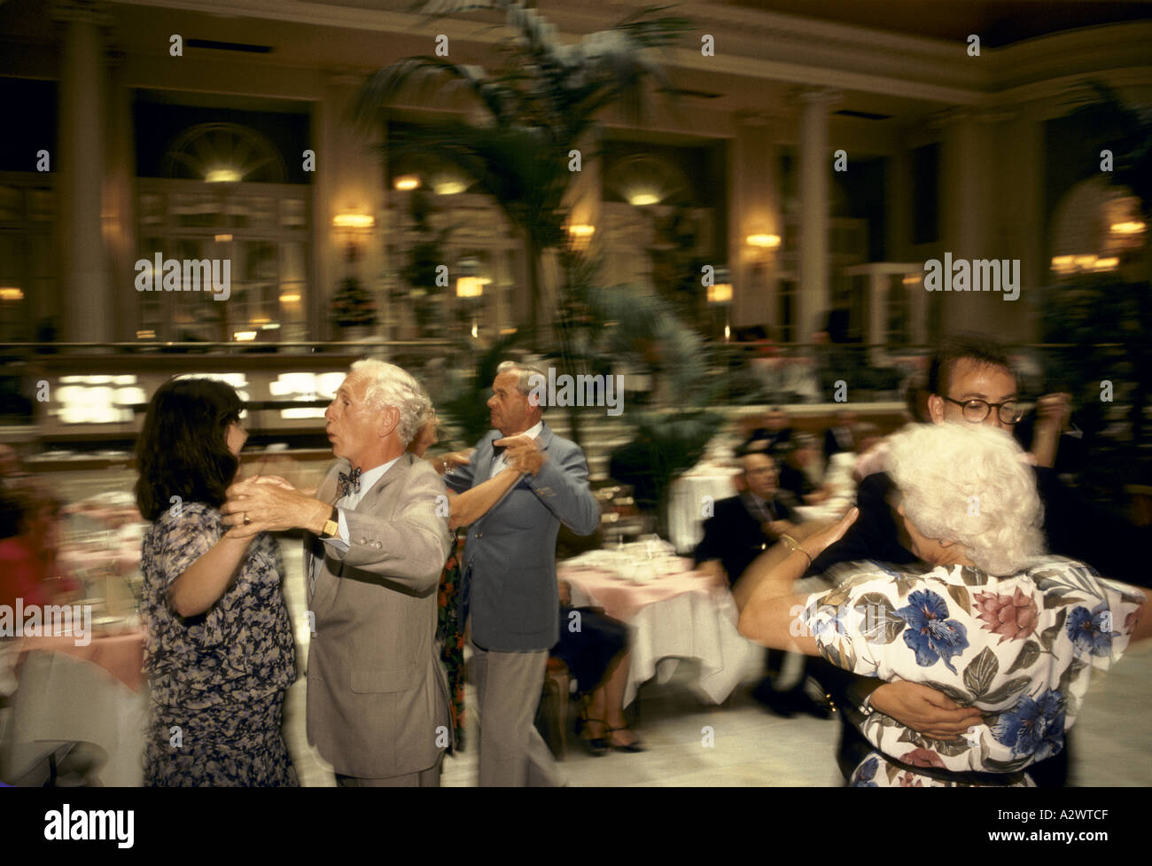 Il tè danzante al Waldorf Astoria di Londra 1991 Foto Stock