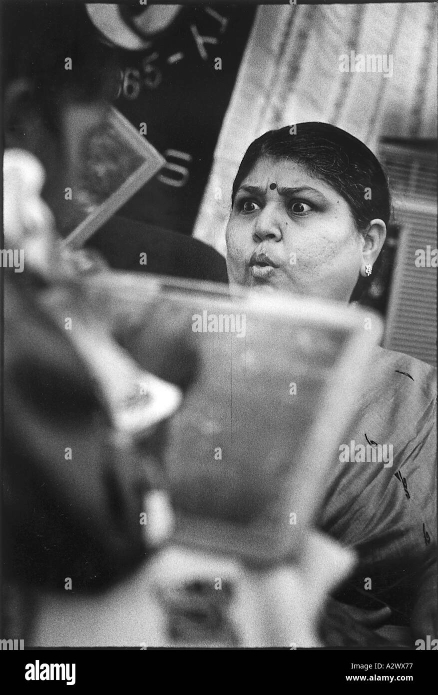 Un insegnante presso la Ches ashram per gli orfani di Aids, Madras, India Foto Stock