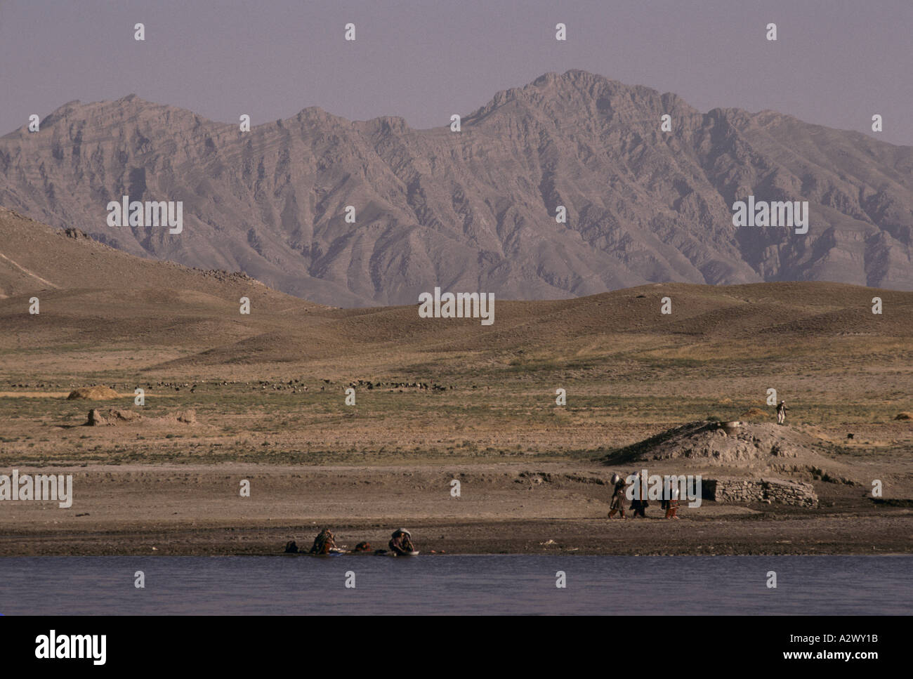 Una collezione di gambe protesiche assemblate in un laboratorio, datato 1992, che mostra varie fasi di completamento. Foto Stock