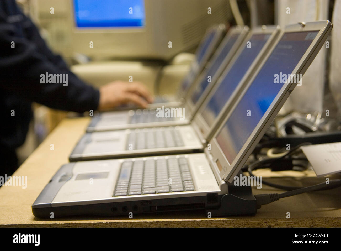 I computer portatili in una linea con quello su cui si sta lavorando Foto Stock