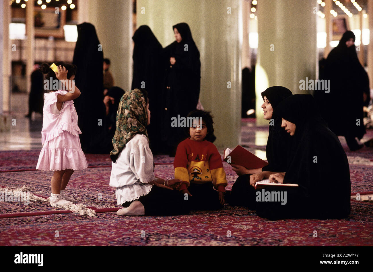 Iran un altro volto di donne e bambini presso la tomba dell ayatollah Khomeini nel sud di Tehran 1993 Foto Stock