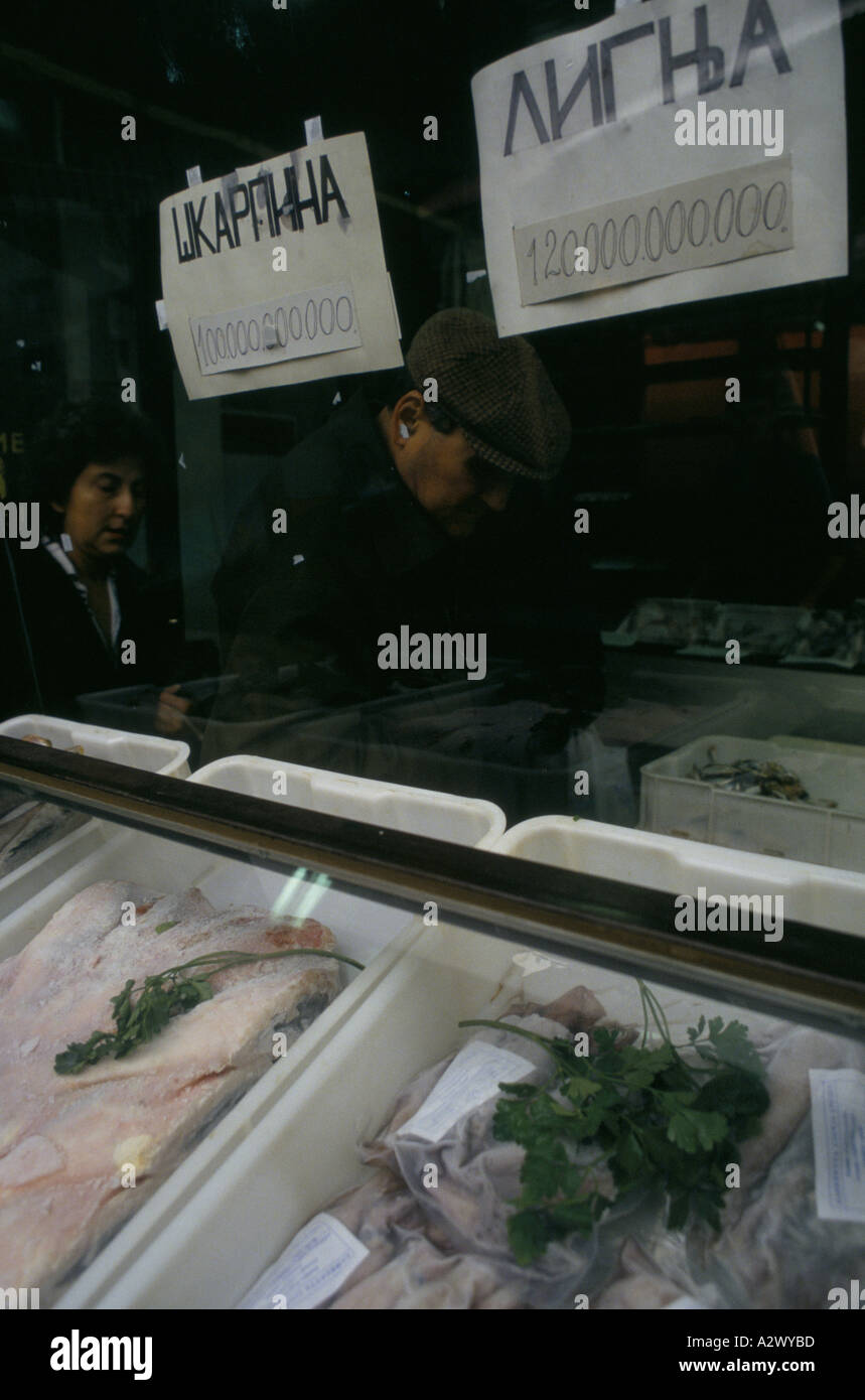 Belgrado sotto sanzioni : Pesce in vendita nel mercato principale - Prezzi in dinari. Iper-inflazione è in esecuzione a 25 al giorno . Dic 1993 Foto Stock