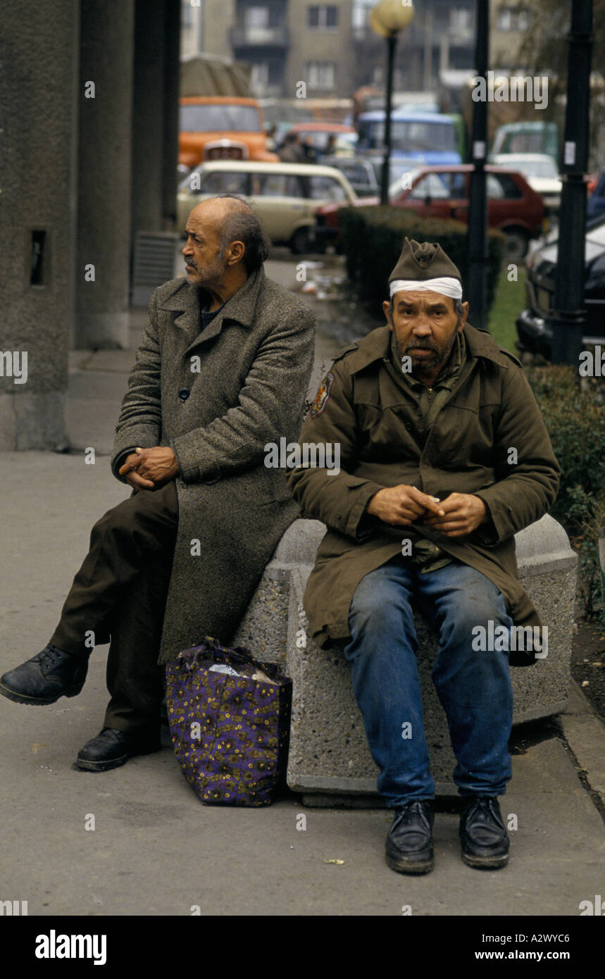 Belgrado sotto sanzioni: poveri uomini siedono su Belgrado, la principale strada pedonale Kneza Mihaila, Dec 1993 Foto Stock