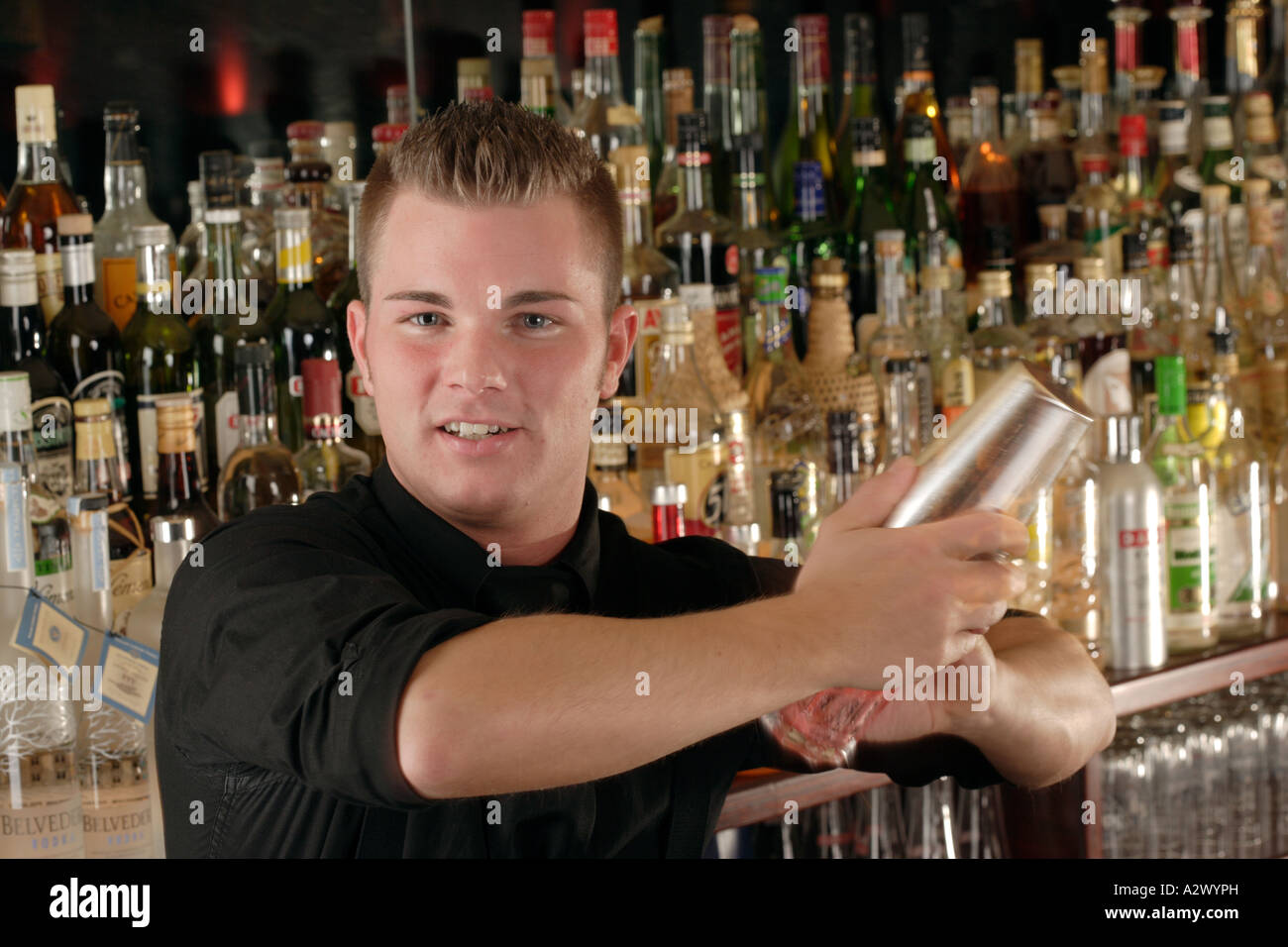 Il Barman si mescola un cocktail Foto Stock