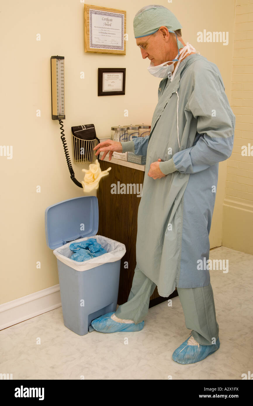 Medico dispone di rifiuti medici. Foto Stock