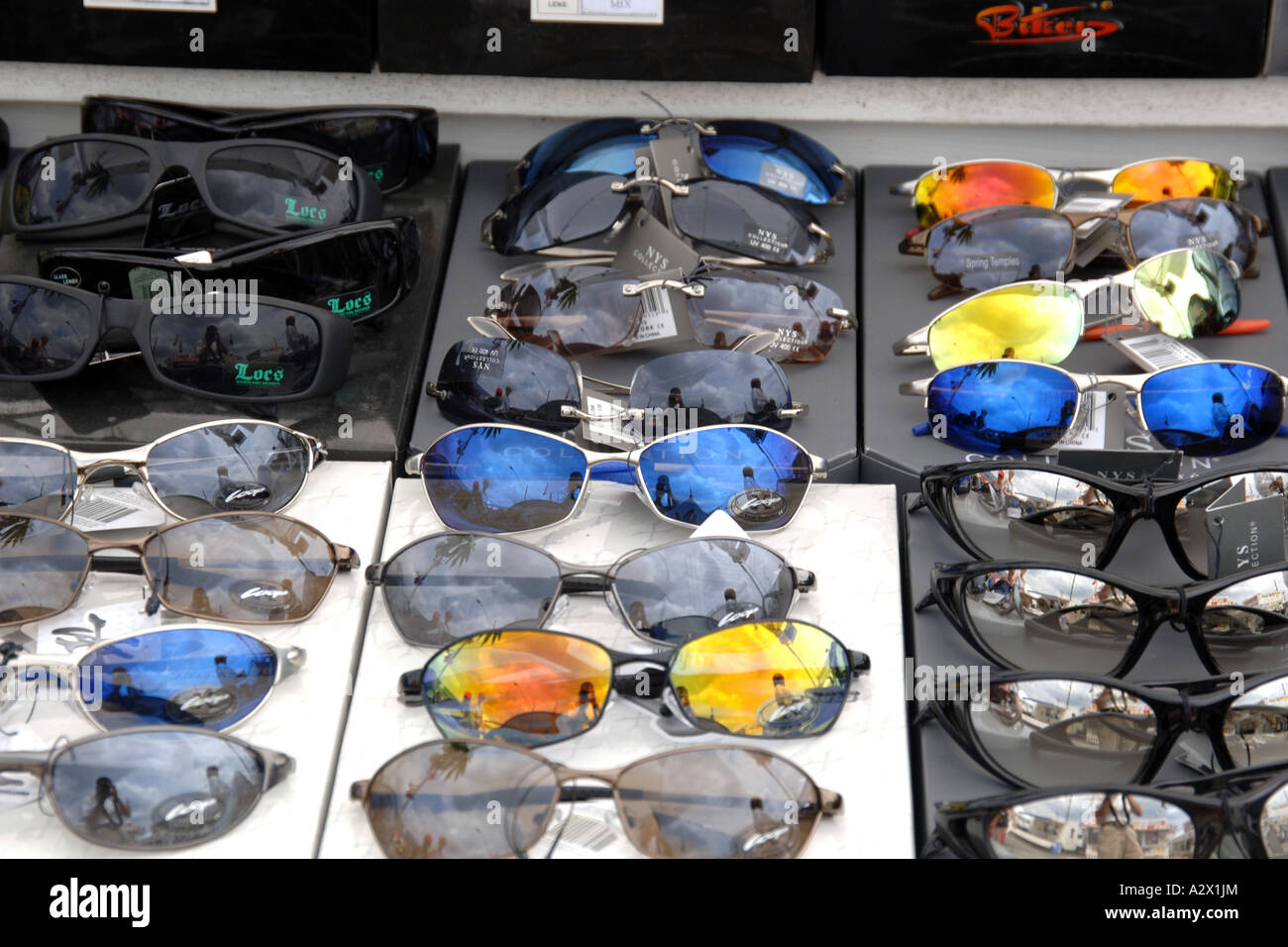 Righe di occhiali da sole per la vendita. Foto Stock