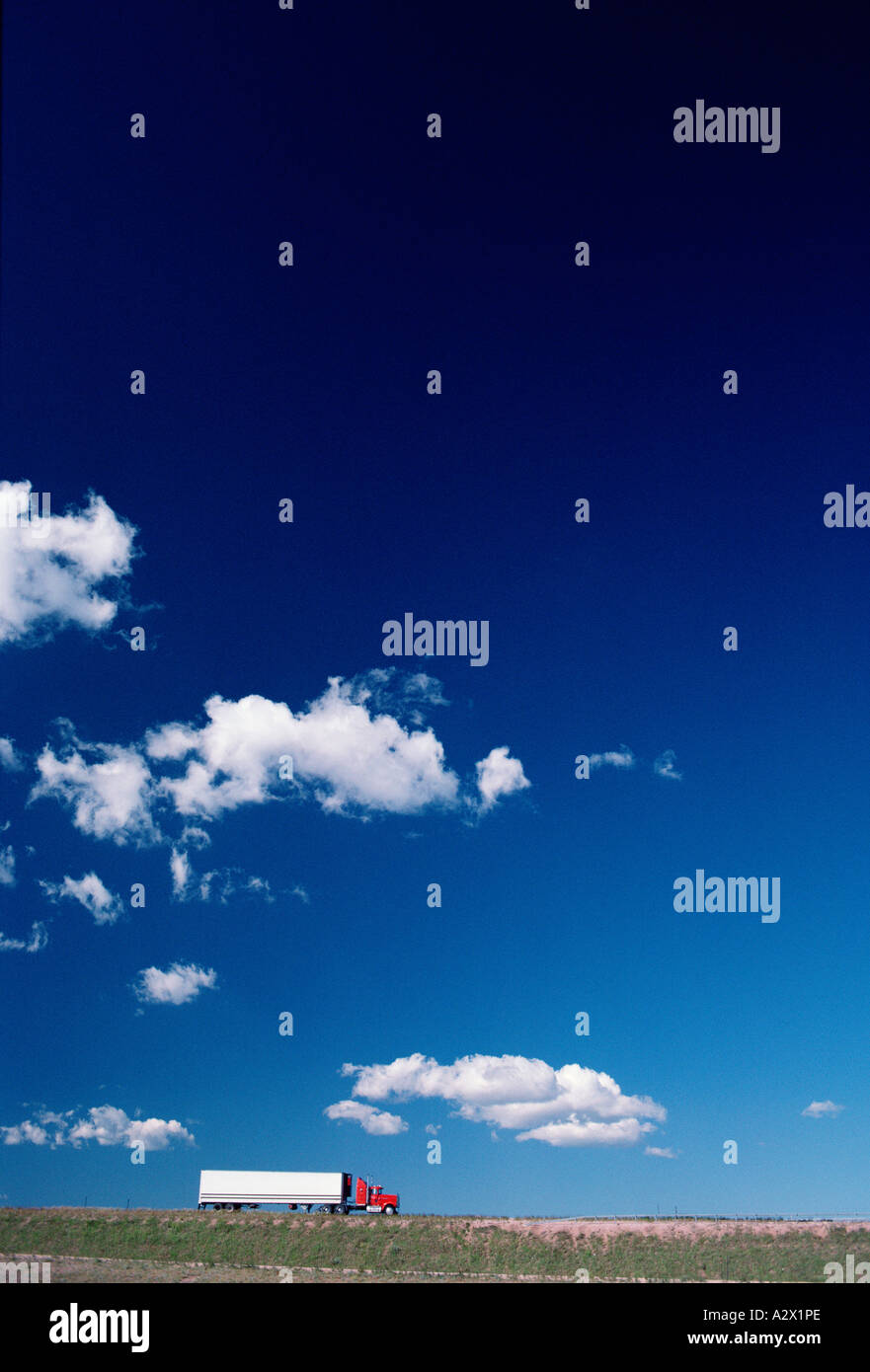 Australia. Carrello su outback road. Foto Stock