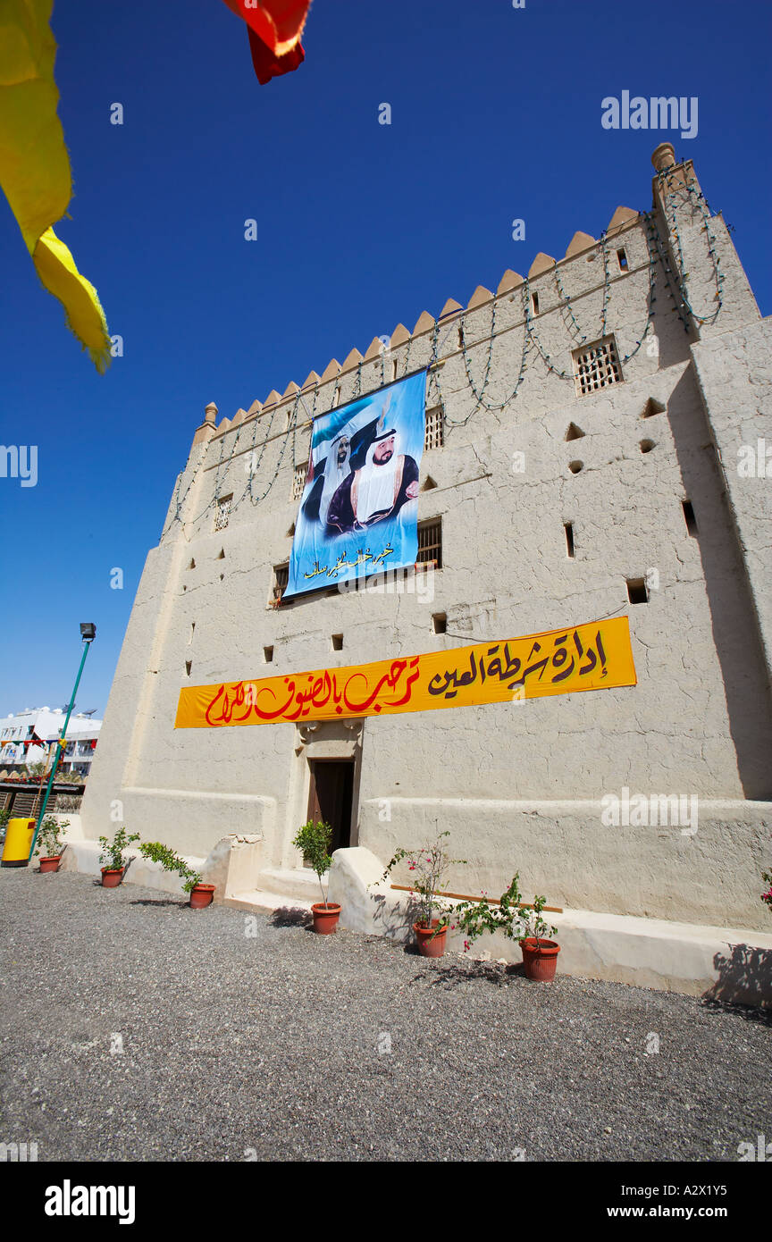 Al-Ain, Abu Dhabi, Emirati Arabi Uniti - Fort Al Muraba'a adornata con immagine di HH Sheikh Zayed (Al Ain) Foto Stock