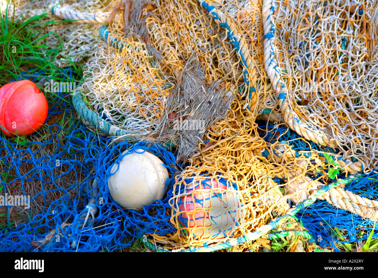 Colorate le reti da pesca, galleggianti e corde sulla banca del fiume di 'Médoc', Francia Foto Stock