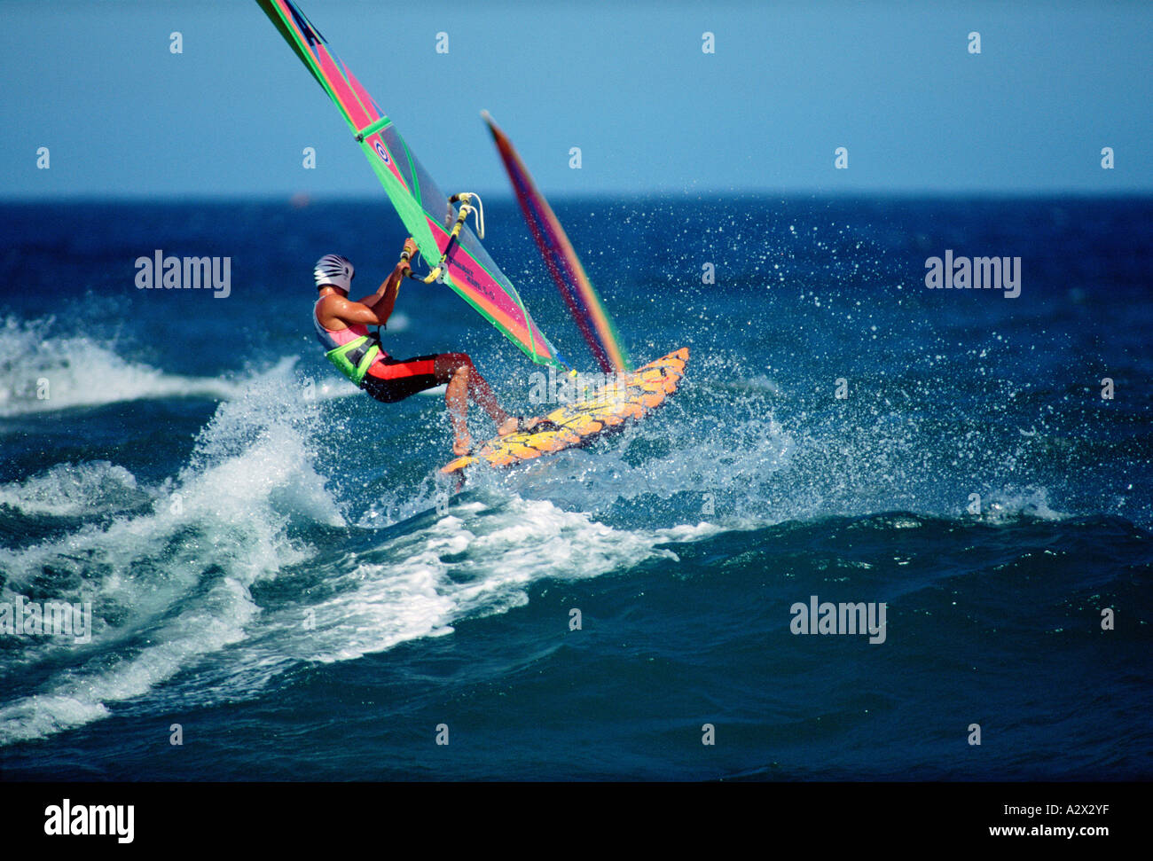 Azione di windsurf. Uomo onda oceano jumping. Foto Stock