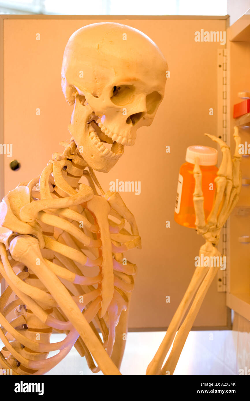 Signor Skeleton Guarda felice di trovare il suo farmaco. Foto Stock
