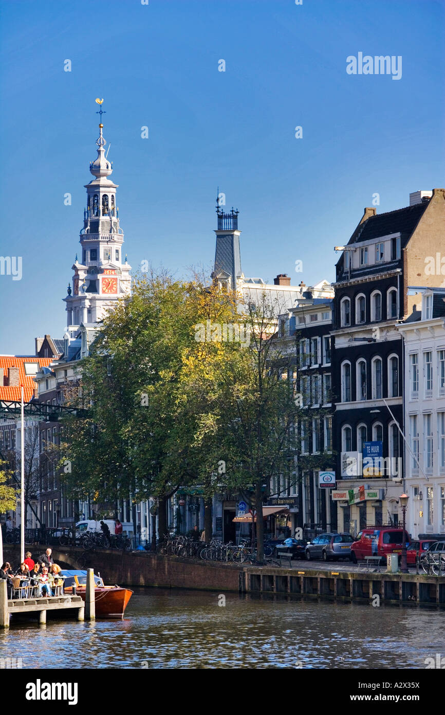 Amsterdam canal e skyline con Zuiderkerk nella distanza Foto Stock