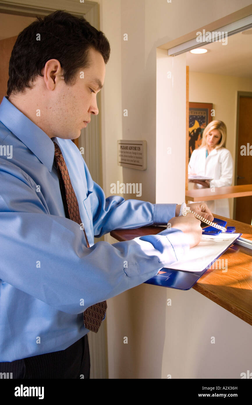 Segni del paziente in arrivo presso i medici in ufficio. Sign in leasing. Foto Stock