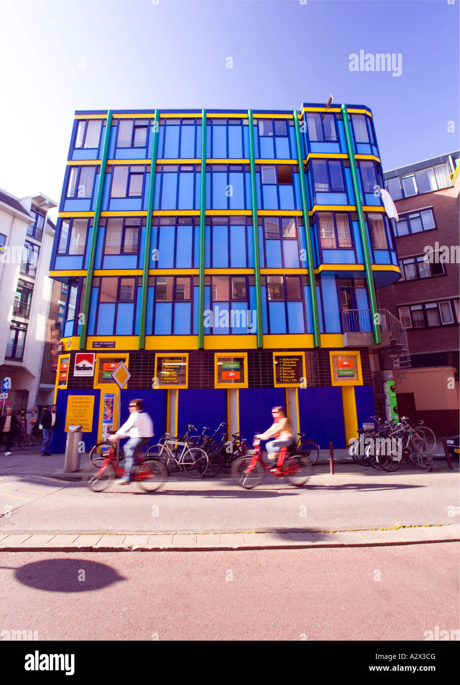 Angolo inconsueto shop su Sint Antoniesbree Straat, Amsterdam. Passando per i ciclisti. Foto Stock