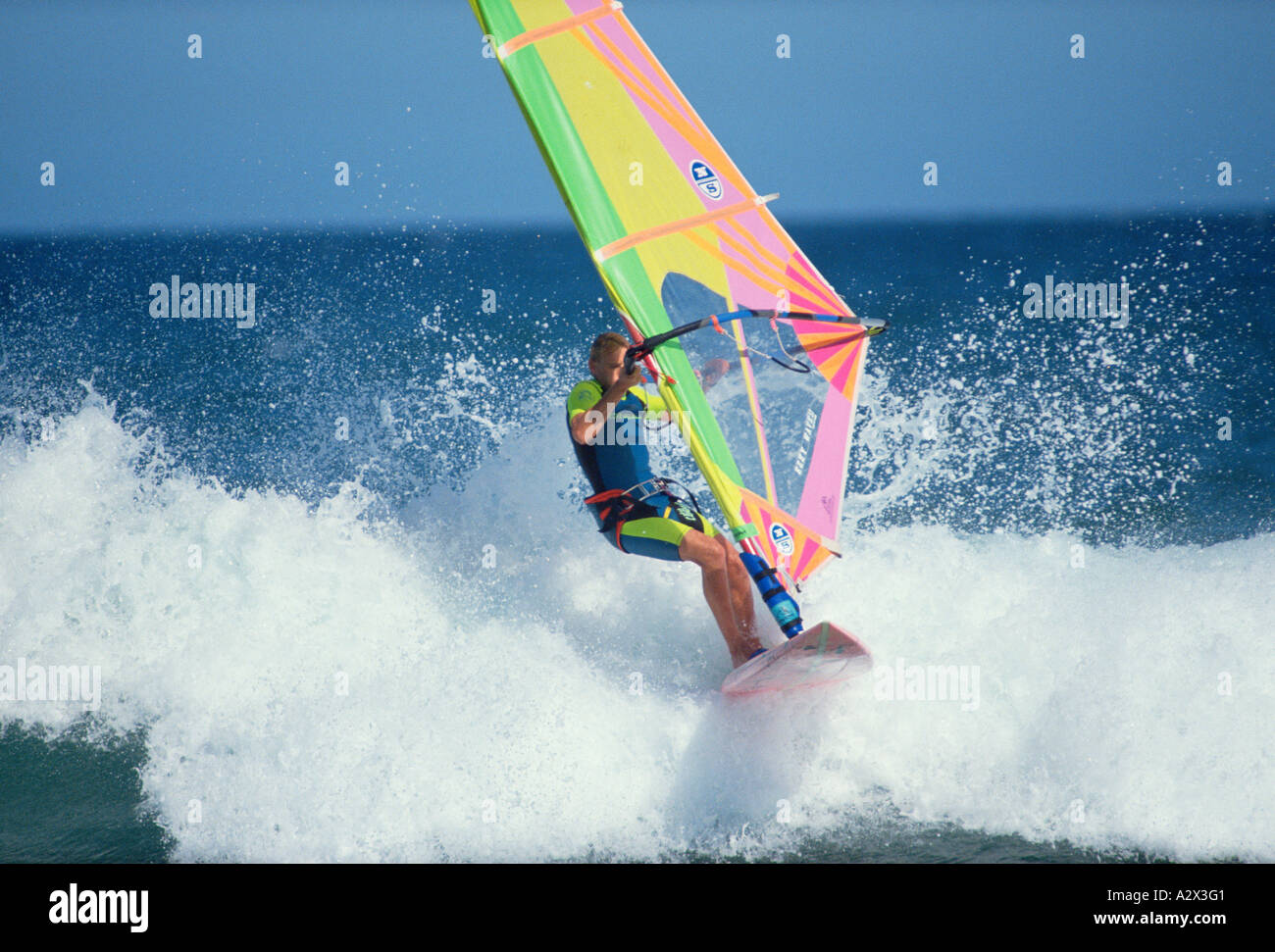 Windsurf uomo in surf Oceano con orizzonte. Foto Stock