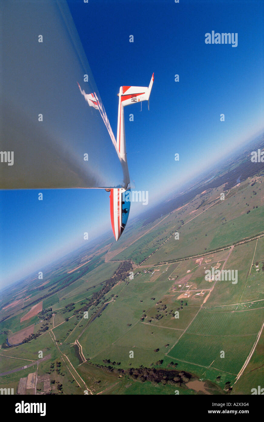 Aliante in volo sopra rurali paesaggio australiano. Vista da punta ala. Foto Stock