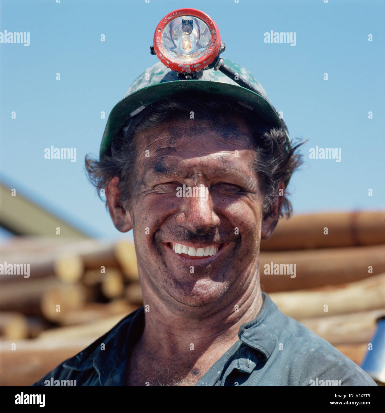 Australia. Nuovo Galles del Sud. Myuna. Ritratto all'aperto di sorridere minatore di carbone. Foto Stock