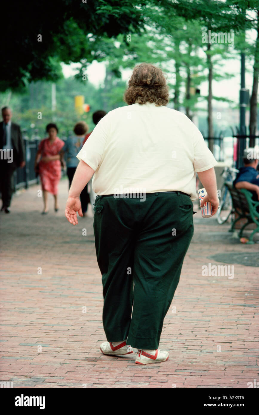 Outdoor vista posteriore del sovrappeso uomo a camminare in un parco della città. Boston. Stati Uniti d'America. Foto Stock