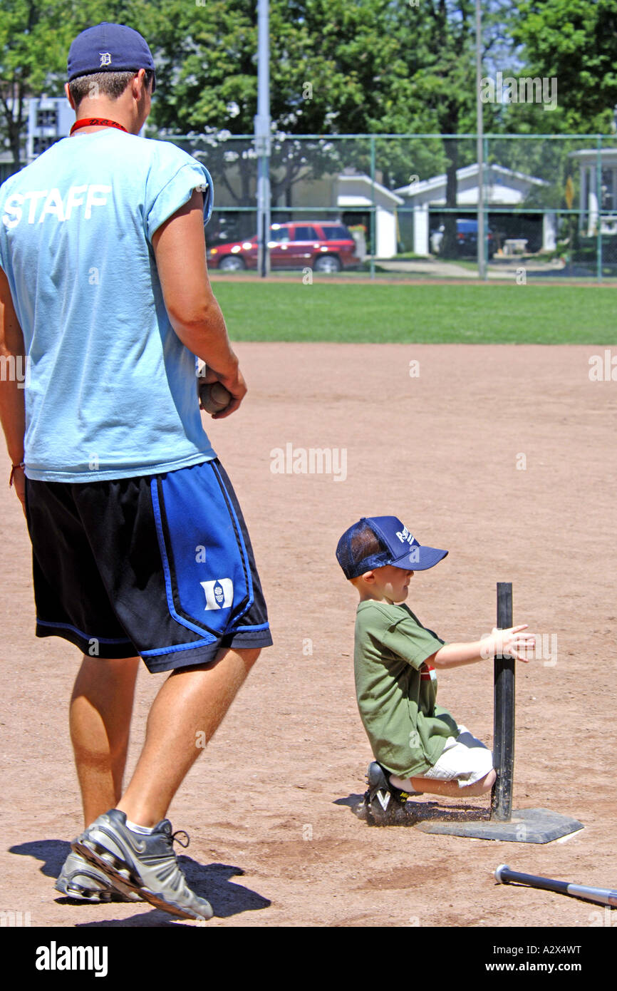 Pre-K Bambini che prendono parte a una T palla di gioco ad un'estate bambini agevolazione prevista sul mio il Michigan sport servizio di istruzione Foto Stock