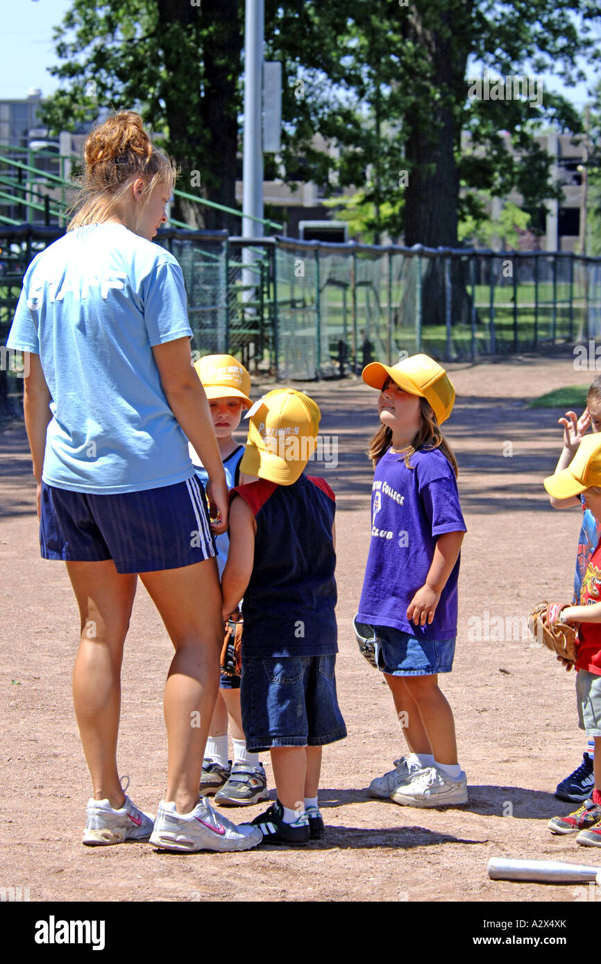 Pre-K Bambini che prendono parte a una T palla di gioco ad un'estate bambini agevolazione prevista sul mio il Michigan sport servizio di istruzione Foto Stock