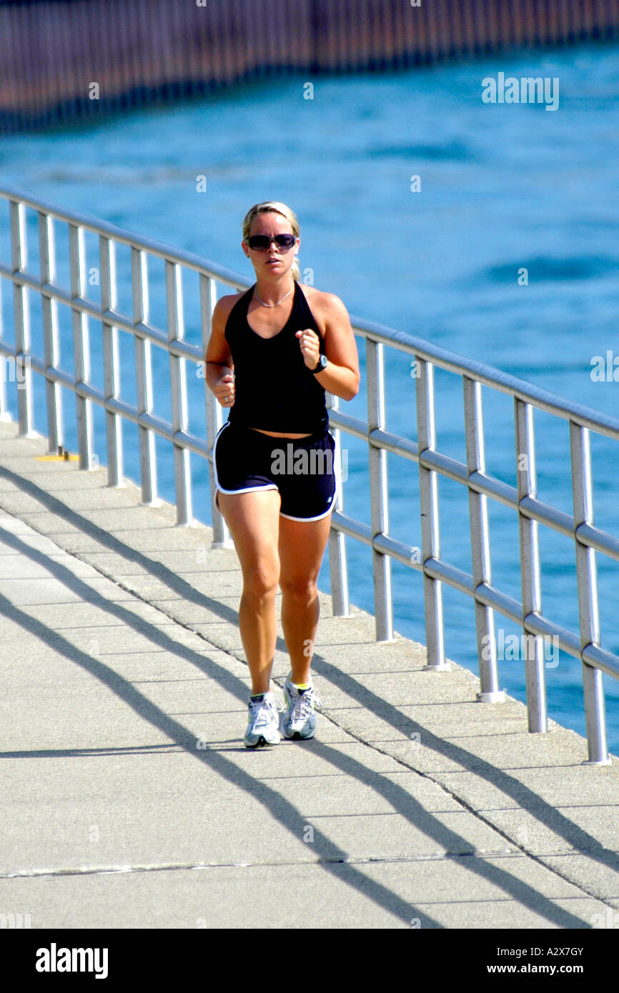 Femmina bionda jogging come parte di un sano esercizio di routine Foto Stock