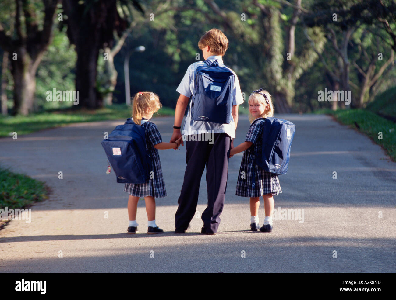 Bambini ragazza ragazzo sobborgo della città Foto Stock
