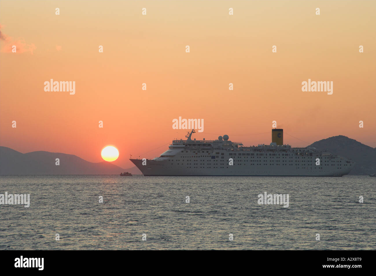 Sunrise e navi da crociera al di fuori del porto di Scala sull'isola di Patmos Grecia Foto Stock