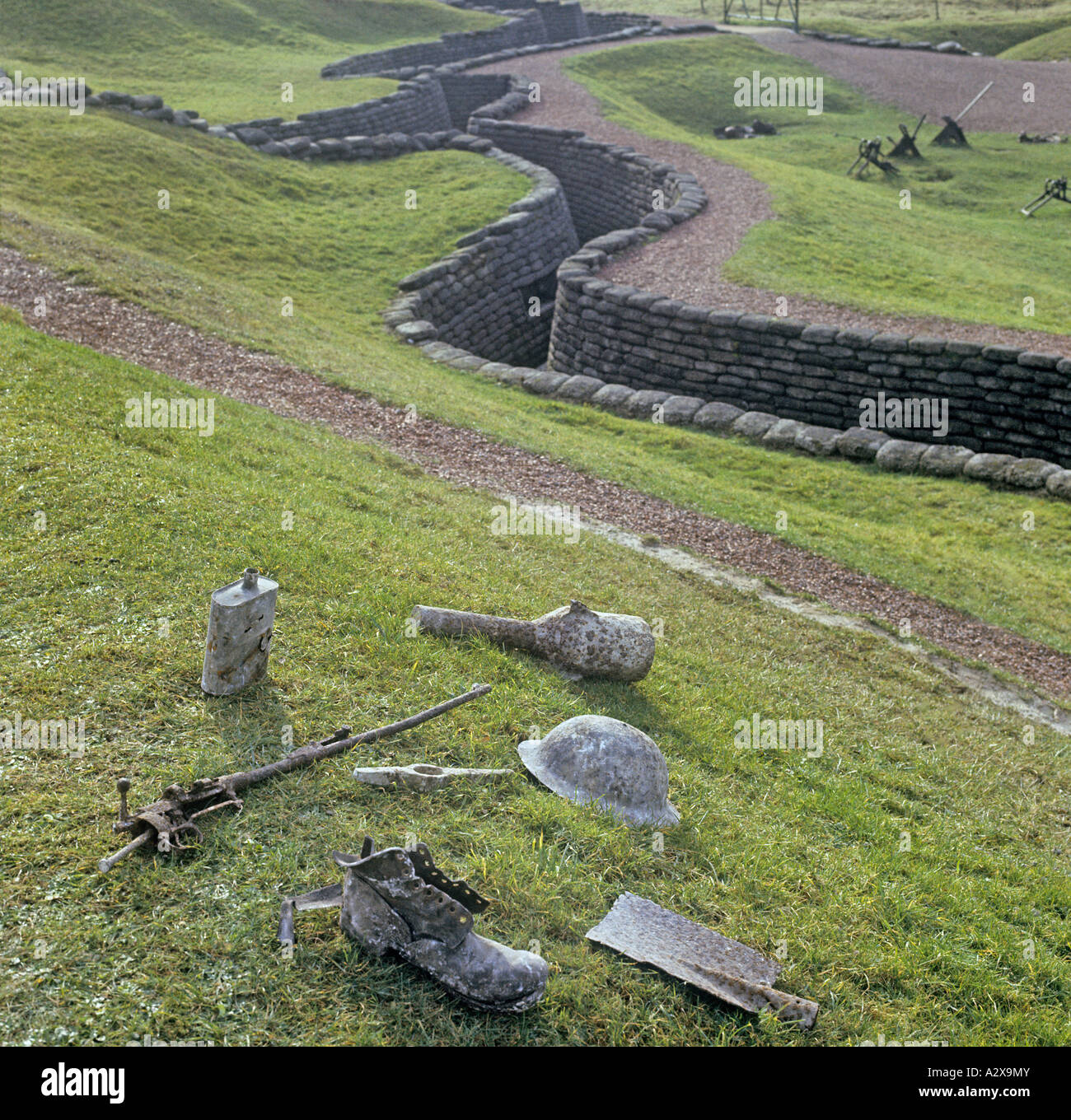 Canadas Vimy Ridge è il luogo memoriale per i morti di 1stWW. Nr Arras OPS alcuni elementi lasciati dai soldati. Foto Stock