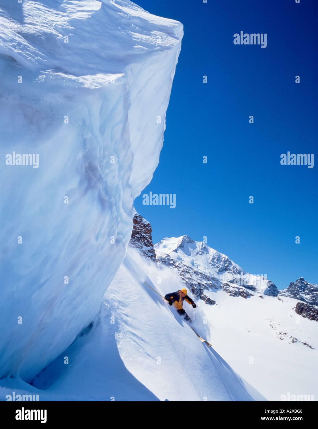 Uomo di sci alpino discesa 'nera' pendio. Foto Stock