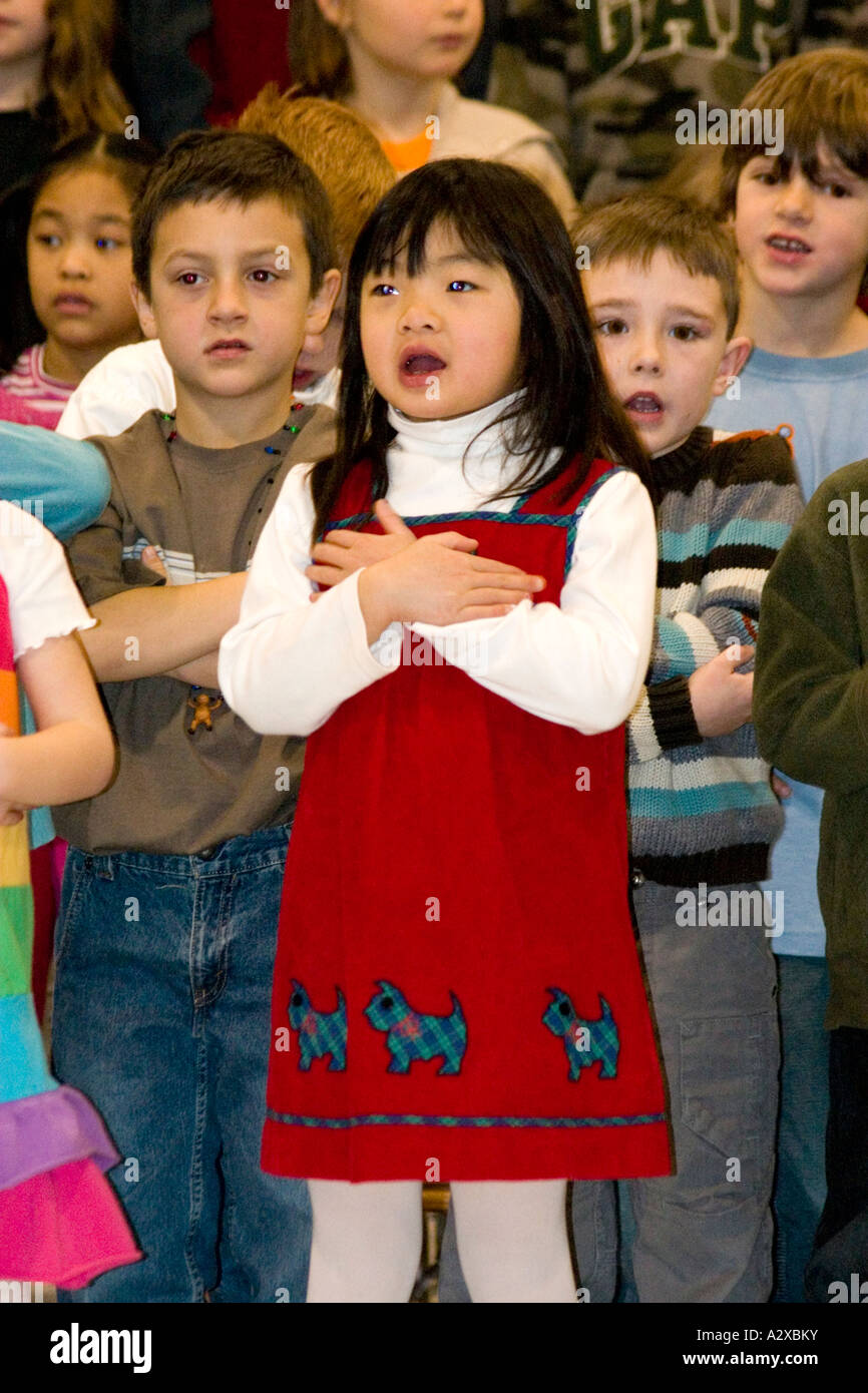 Ragazza asiatica età 5 a cantare in coro di bambini. Uragano Katrina concerto benefico - Istituto Horace Mann. St Paul Minnesota USA Foto Stock