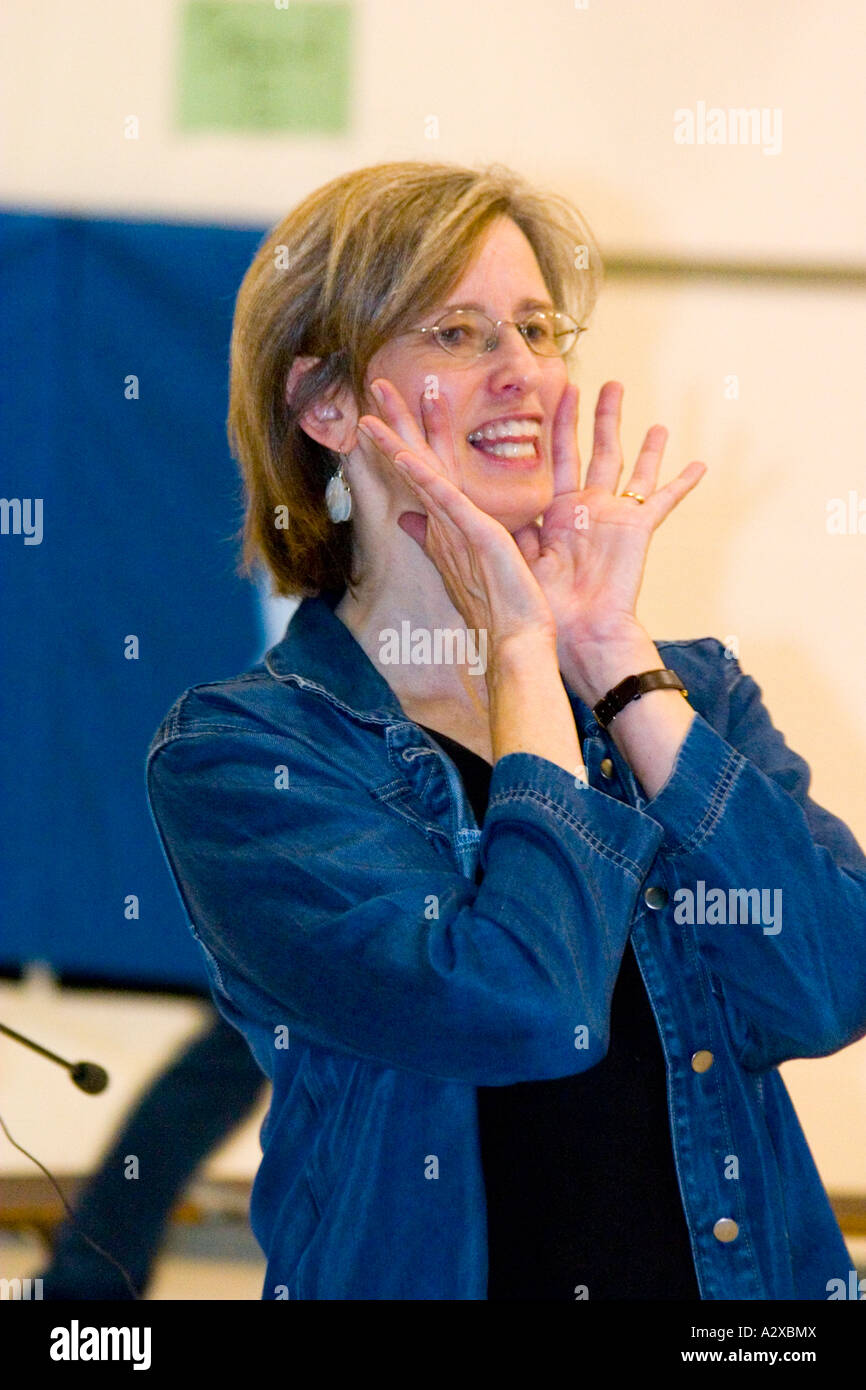 Direttore musicale età 42 incoraggiando coro dei bambini. Uragano Katrina concerto benefico Horace Mann School St Paul Minnesota USA Foto Stock