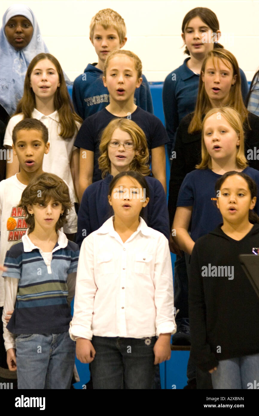 Razziale mixed coro di bambini età 9. Uragano Katrina concerto benefico - Istituto Horace Mann. St Paul Minnesota USA Foto Stock