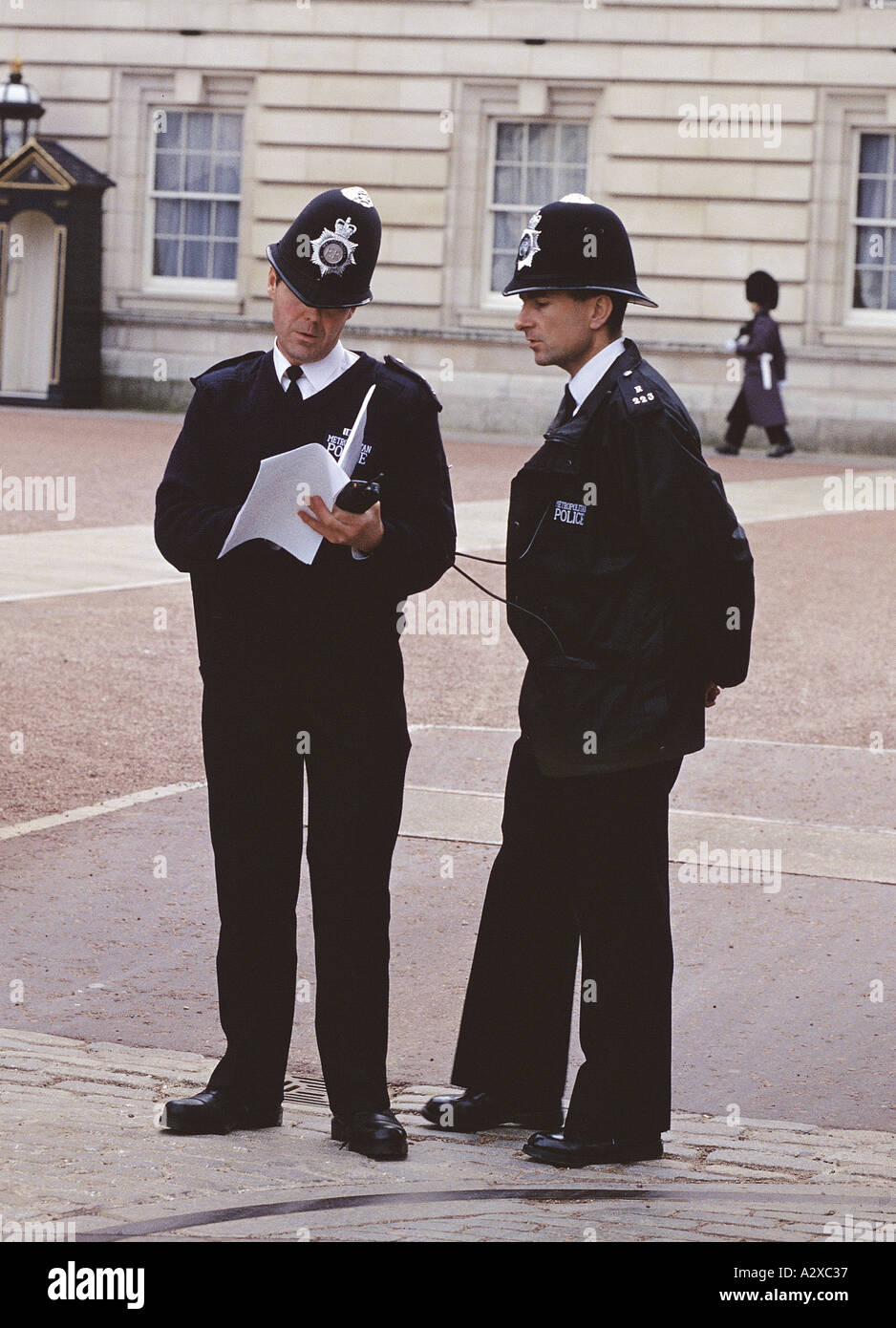 Poliziotti fuori Buckingham Palace Foto Stock