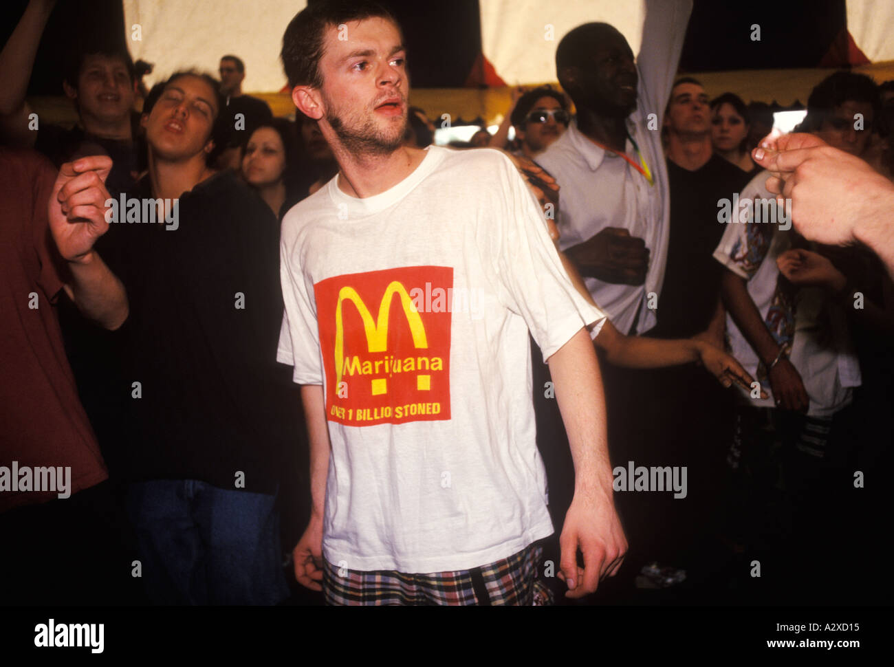 Legalizzare il raduno di cannabis e marzo Brixton a Clapham Common London Inghilterra. Uomo che indossa T-shirt scherzo ballare in tenda Calpham. HOMER SYKES anni '80 Foto Stock