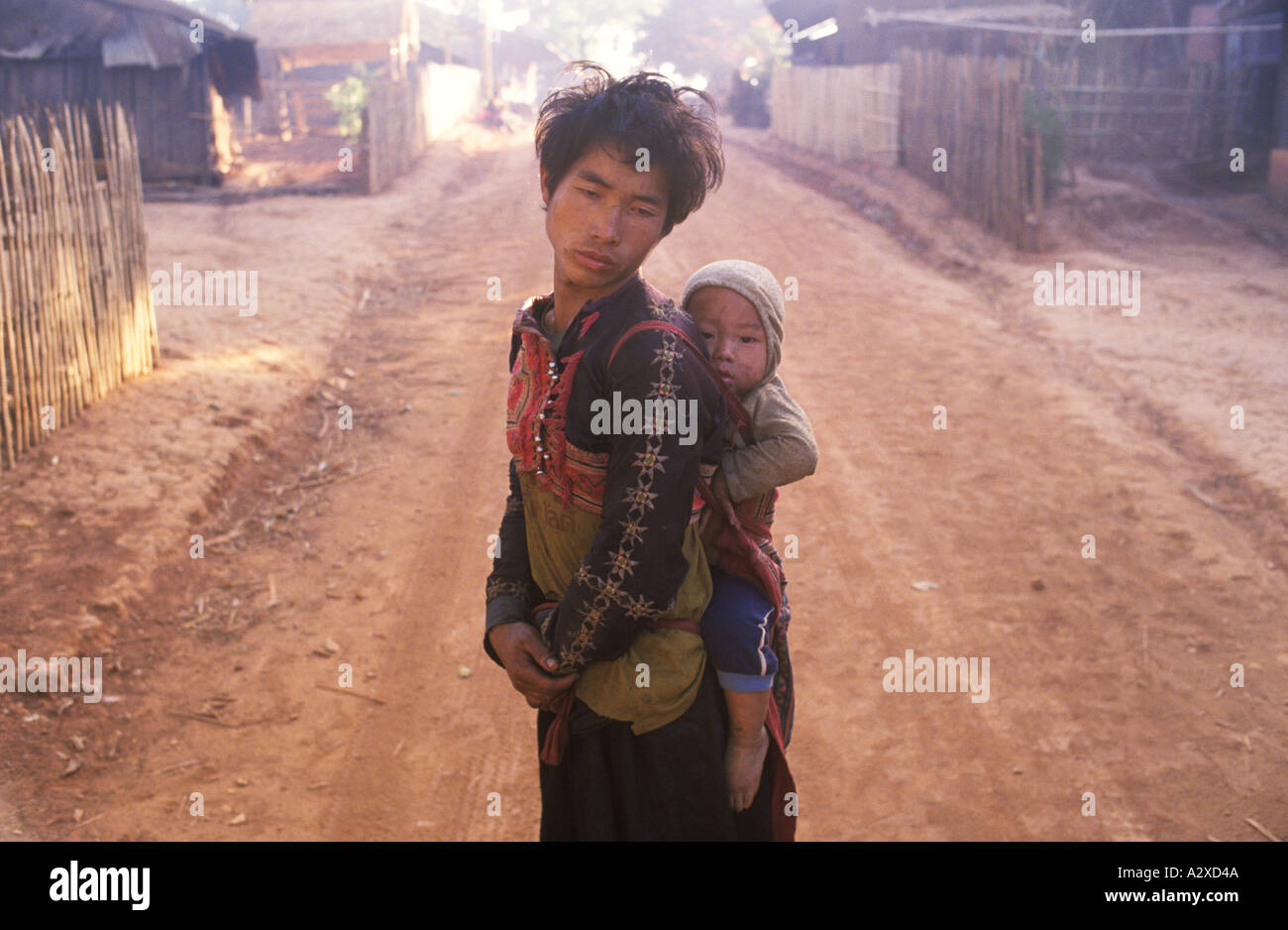 L'oppio addict con bambino villaggio rurale tribesman Thailandia del Nord Sud Est asiatico il Triangolo Dorato degli anni novanta anni novanta HOMER SYKES Foto Stock