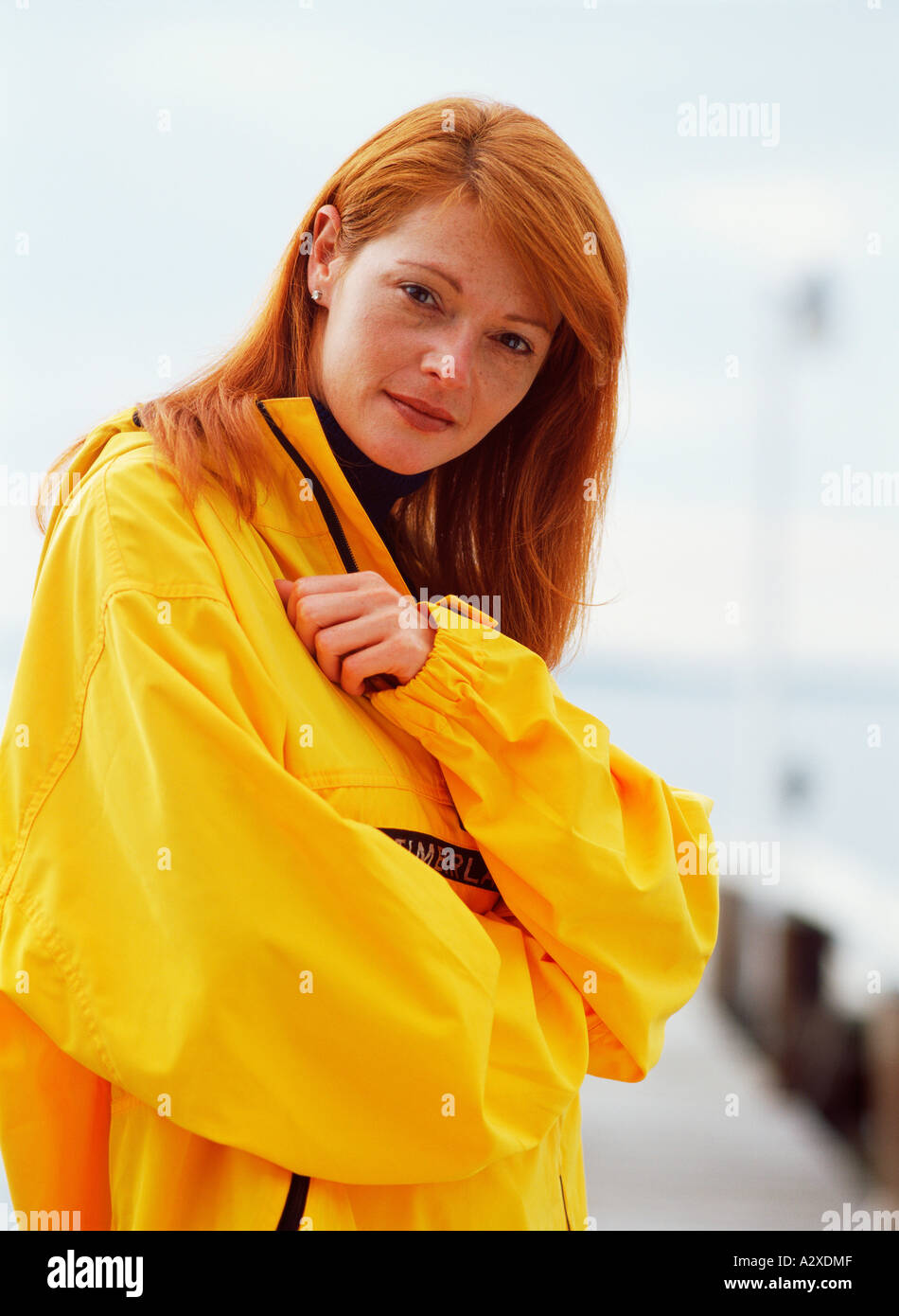 Giovane donna vicino fino all'aperto sul pontile. Foto Stock