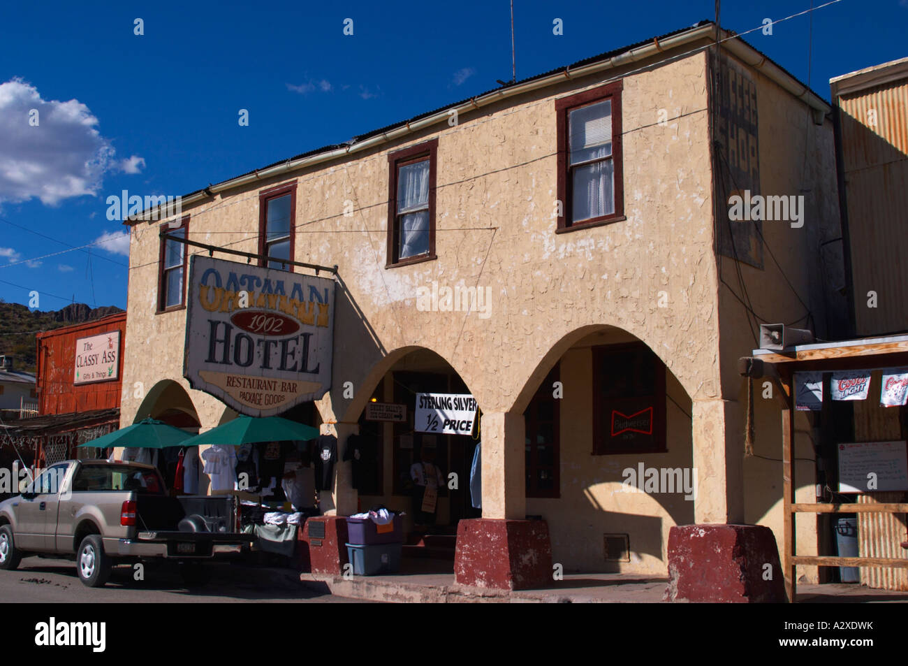 Oatman Hotel, Città fuori rotta 66 città mineraria Main Street Arizona USA Foto Stock