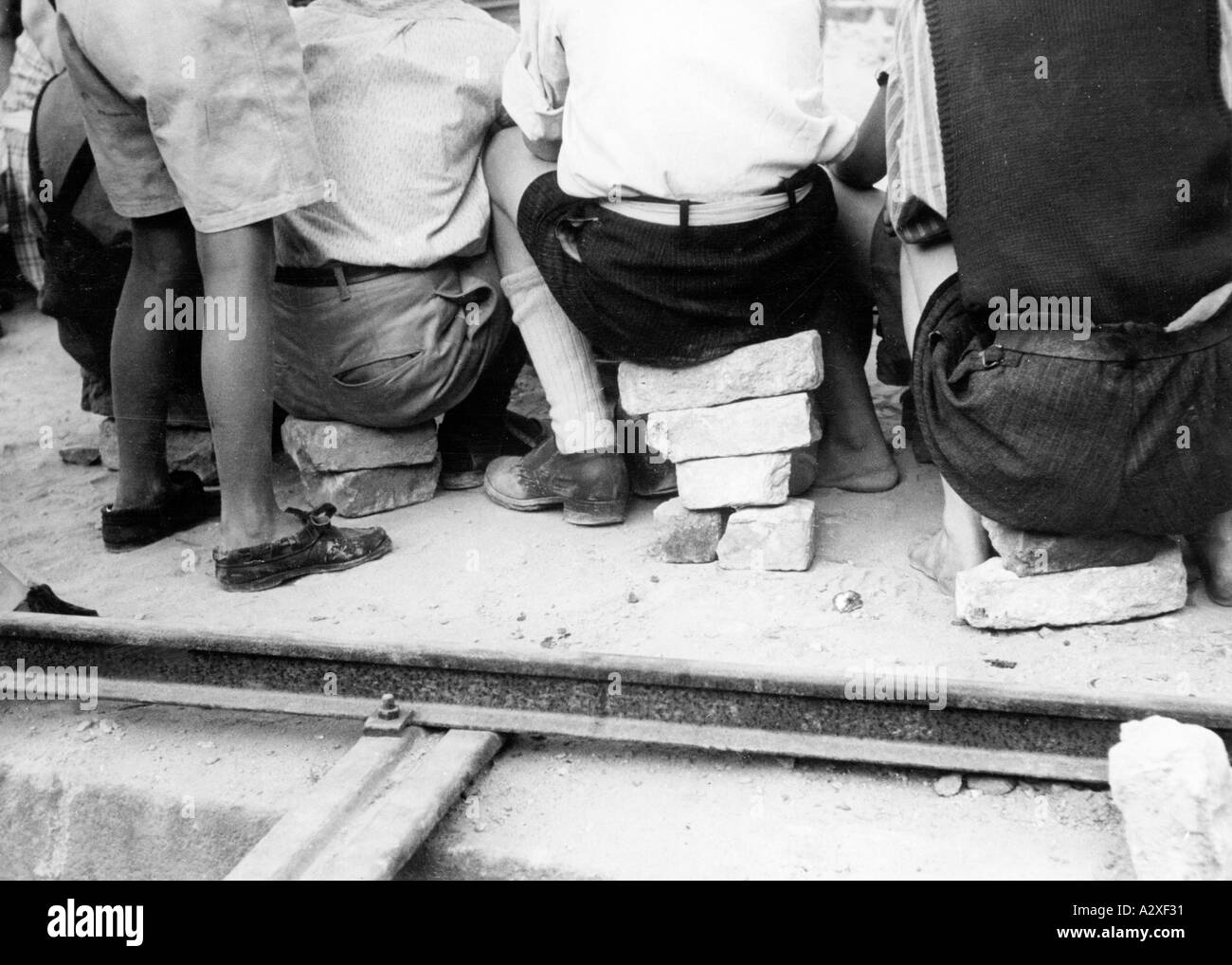I giovani improvvisano la disposizione dei posti a sedere per un gioco di bambini a Berlino poche settimane dopo la resa della Germania l'8 maggio 1945 la capitale tedesca giaceva in rovina e dal 1° luglio era stata scolpita in quattro settori degli alleati vittoriosi Wenige Wochen nach der Kapitulation AM 8 mai 1945 sitzen Berliner Jugendliche auf der Improvisierten Tribuene eines Kindertheater Die deutsche Hauptstadt liegt in Truemmern und ist seit dem 1 Juli in Die vier Sektoren der alliierten Siegermaechte aufgeteilt Curious Moments S 42 Foto Stock I giovani improvvisano la disposizione dei posti a sedere per un gioco di bambini a Berlino poche settimane dopo la resa della Germania l'8 maggio 1945 la capitale tedesca giaceva in rovina e dal 1° luglio era stata scolpita in quattro settori degli alleati vittoriosi Wenige Wochen nach der Kapitulation AM 8 mai 1945 sitzen Berliner Jugendliche auf der Improvisierten Tribuene eines Kindertheater Die deutsche Hauptstadt liegt in Truemmern und ist seit dem 1 Juli in Die vier Sektoren der alliierten Siegermaechte aufgeteilt Curious Moments S 42 Foto Stock