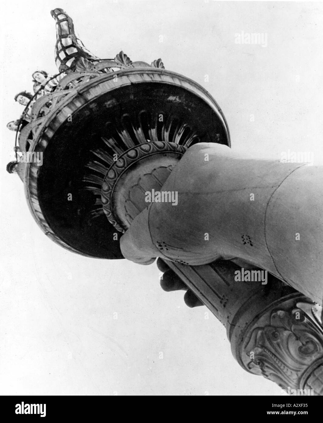 Scolari di New York negli anni '1940 sulla piattaforma della torcia tenuta in alto dalla Statua della libertà la figura ha accolto con favore le navi che entravano nel porto di New York dal 1886, ma i francesi avevano inviato la torcia attraverso l'Atlantico per una breve mostra dieci anni prima che la statua fosse completata, il New Yorker Schulkinder besteigen nel den vierziger Jahren Die Fackel der Freiheitsstatue Die seit 1886 Die in New York einlaufenden Schiffe begruesst Bereits 10 Jahre vor der Fertigstellung der Statue schickten die Franzosen die Fackel fuer eine kurze Ausstellung ueber den Atlantik Curious Moments S 45 Foto Stock