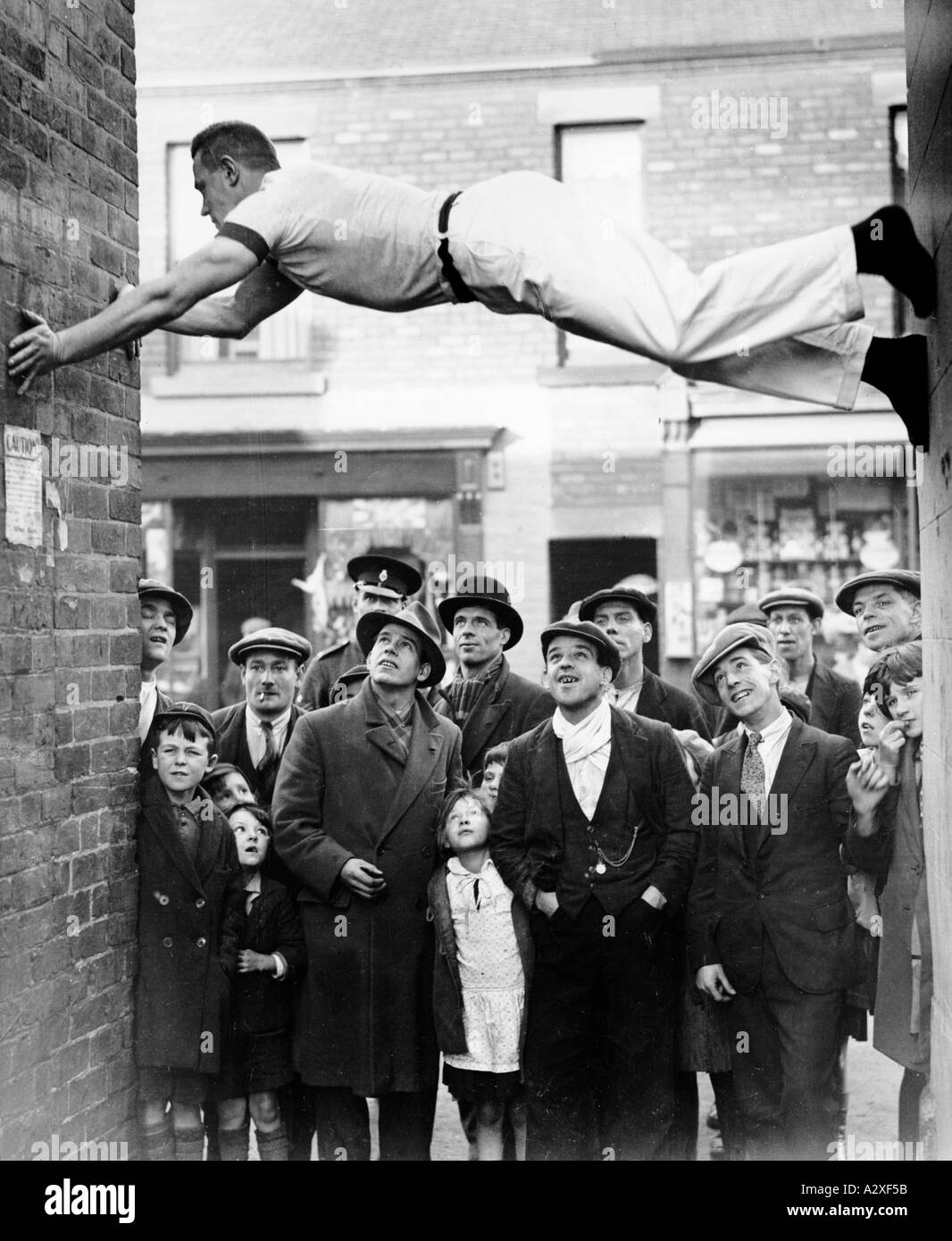 Il minatore inglese Jack Farnsworth di Clay Cross nel Derbyshire è stato un eroe sportivo locale negli anni '1930 ha attirato l'attenzione a livello nazionale con questo numero atletico Der englische Bergarbeiter Jack Farnsworth aus Clay Cross ist in den dreissiger Jahren eine lokale Sportgroesse nel Derbyshire Landesweit erregt er mit dieser atletischen Nummer Aufsehen Curious Moments S 77 Foto Stock