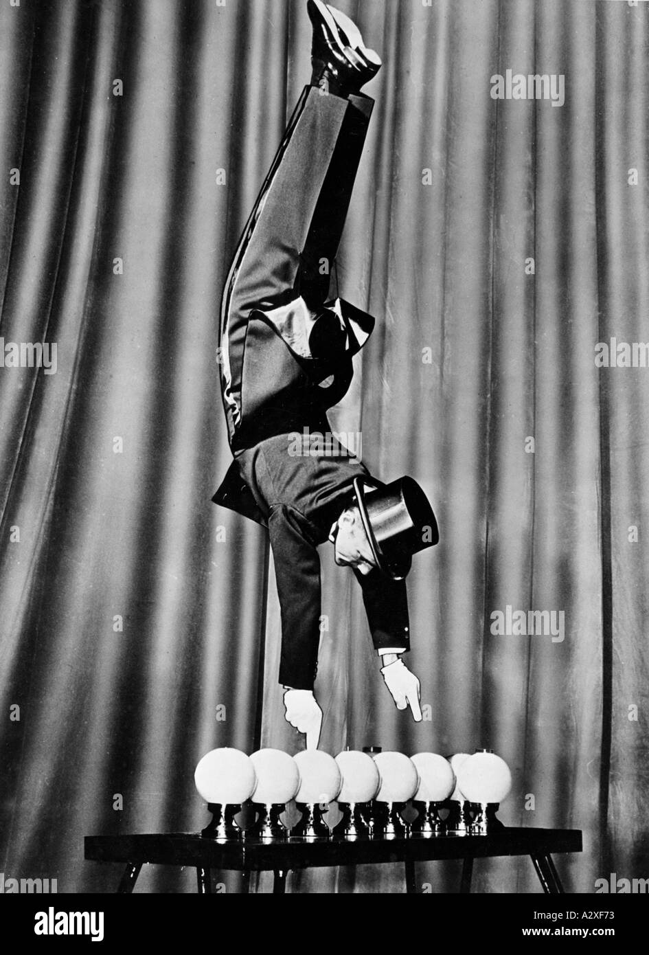 Nel 1956 il pubblico al Variete di Parigi ammirava Rolando, al contrario, il Maestro dell'equilibrio delle condizioni politiche in Francia erano comunque equilibrate le elezioni per l'Assemblea Nazionale avevano prodotto un'oscillazione verso sinistra privando i conservatori e centro perties della loro maggioranza 1956 Bewundert man Rolando den Meister des Gleichgewichts in den Varietetheatern von Paris die politischen Verhaeltnisse in Franreich sind dagegen alles andere als stabil BEI den Wahlen zur Nationalversammlung gibt es einen Linksrutsch zu vermelden und die buergerlichen Parteien verlieren ihre Mehrheit Foto Stock