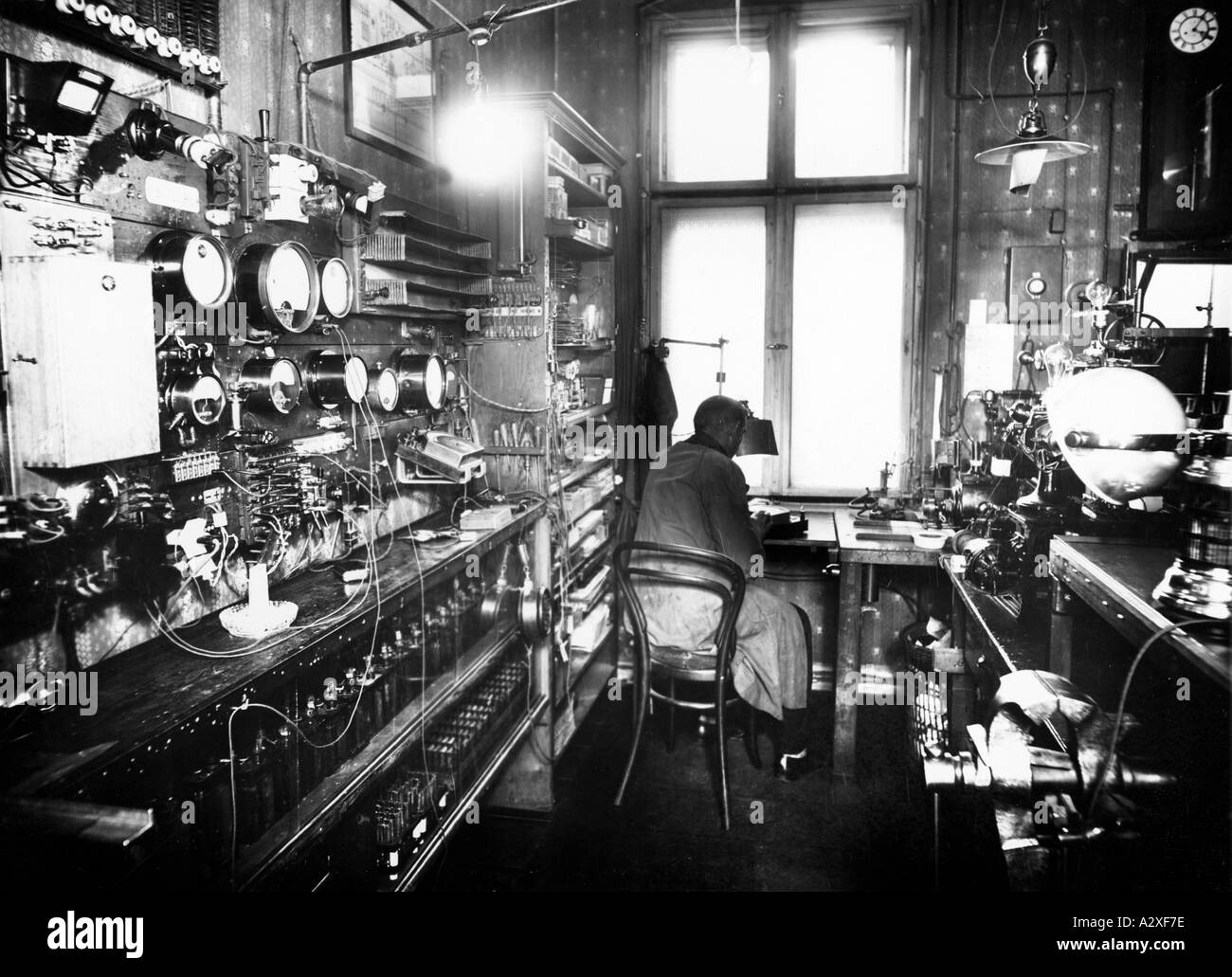 Questa foto scattata in Germania riassume l'aura che circonda l'inventore negli anni '1930 la bottega con la sua pletora di dettagli confusi apparecchi macchine e cavi ad alta tensione è l'ambiente dell'inventore di successo Dieses Bild aus Deutschland beschriebt den Mythos der den Erfinder in den dreissiger Jahren umgibt die Werkstatt mit einer Fuelle verwirrender Dettagli Apparaten Maschinen Maschinen 105 Foto Stock