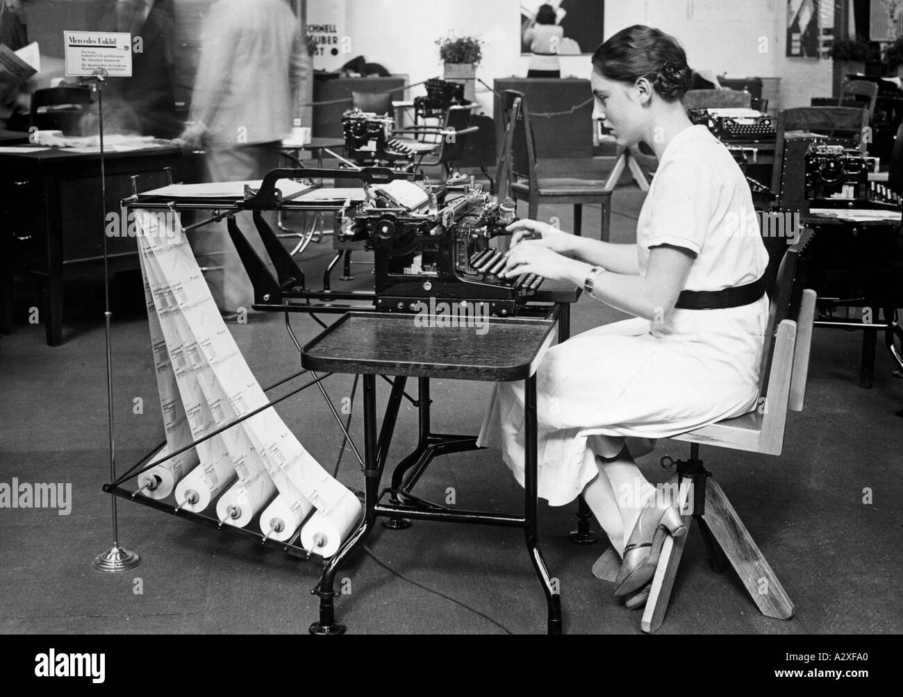 Nel 1875 la macchina da scrivere era diventata un pezzo standard di attrezzatura nel moderno ufficio e la tecnologia della macchina da scrivere è stata costantemente perfezionato da quando questo modello degli anni '1930 risolve il fastidioso problema della duplicazione che fornisce fino a 12 copie a. a Time um 1875 erobert die Schreibmaschine einen festen Platz in Modernen Bueros und ihre Technik wird seitdem staendig verfeinert Diese Maschine aus den dreissiger Jahren loest das leidige problem der Vervielfaeltigung von Dokumenten Sie liefert bis zu 12 Durchschlaege momenti curiosi S 137 Foto Stock
