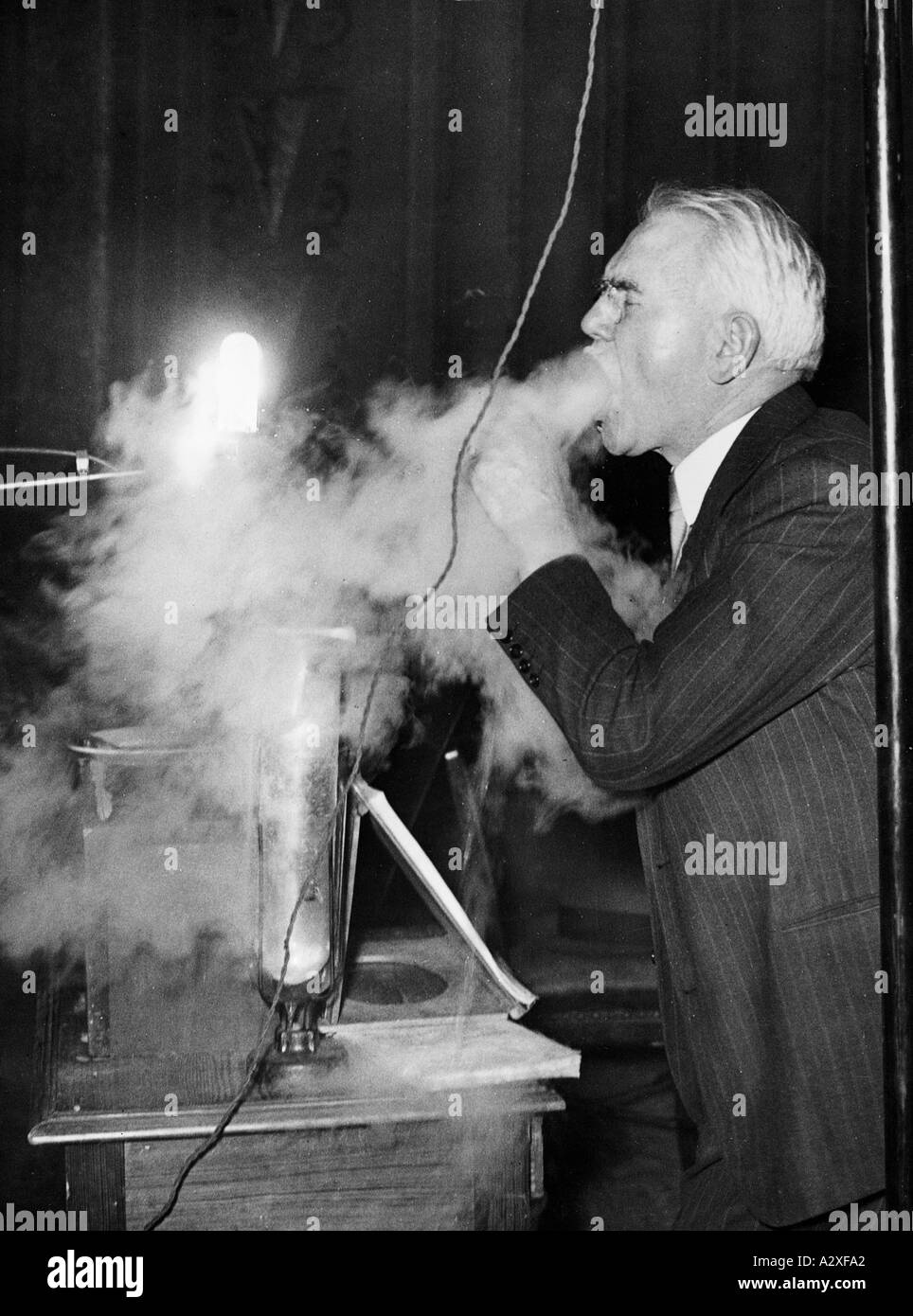 Lo scienziato francese Georges Claude aveva inventato la lampada al neon nel 1910 nel febbraio 1939 ha dato una dimostrazione pubblica di scienza applicata sperimentando con aria liquida Der franzoesische Wissenschaftler Georges Claude erfindet 1910 Die Neonroehre IM February 1939 demonstriert er vor Publikum angewandte Wissenschaft und Tentiert mit fluessiger Luft Curious Moments S 139 Foto Stock