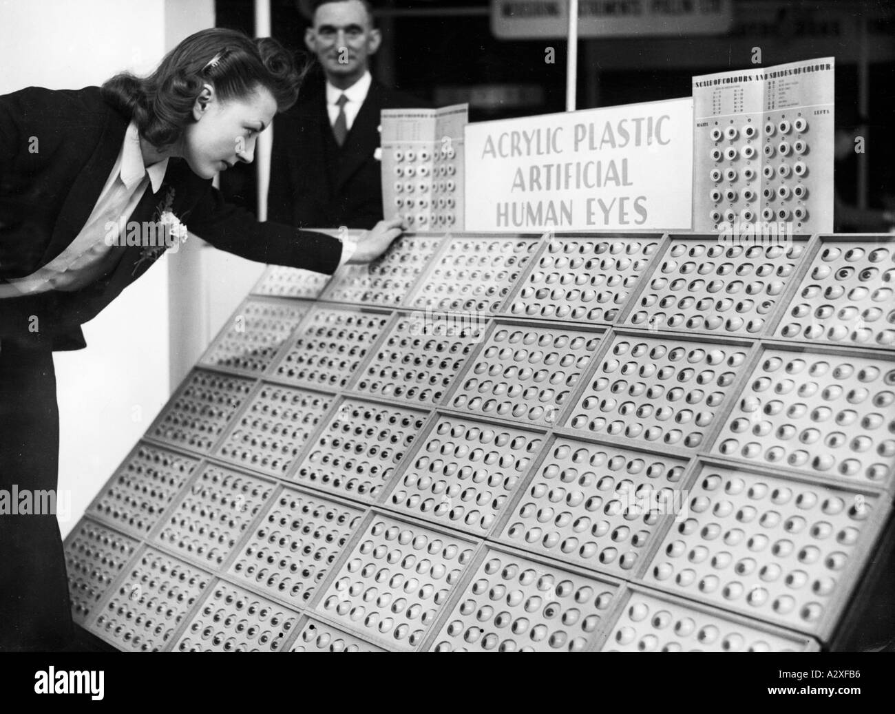 L'espositore di questo stand oculare alla British Industry Fair 1949 si chiamava W H Shakespear nel 1605 HIS nel gioco omonimo Re Lear diede il seguente Consiglio al Gloucester Get accecato i tuoi occhi di vetro e come un politico scorbuto sembrano vedere le cose che non fai Der Aussteller dieses Augen Standes auf der Britischen Industriemesse a Londra von 1949 heisst W H Shakespeare um 1605 laesst sein Namensvetter Koenig Lear im gleichnamigen Drama dem blinden Grafen Gloucester den Rat geben Schaff Augen dir von Glas und wie ein schaendlicher Politiker tu al saehst du Foto Stock